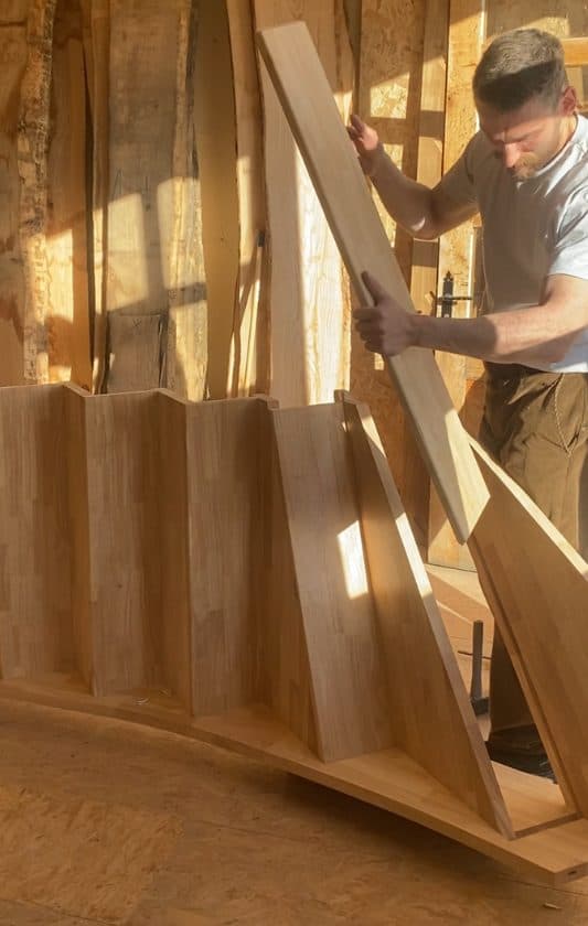 Mise en place des marches d’un escalier tournant dans l’atelier