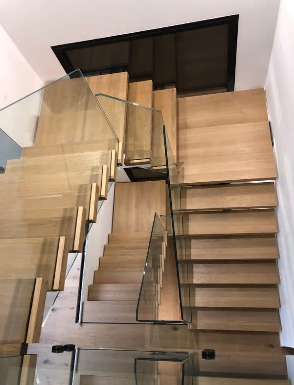 Escalier double quart tournant en chêne sur limon acier, garde-corps en verre