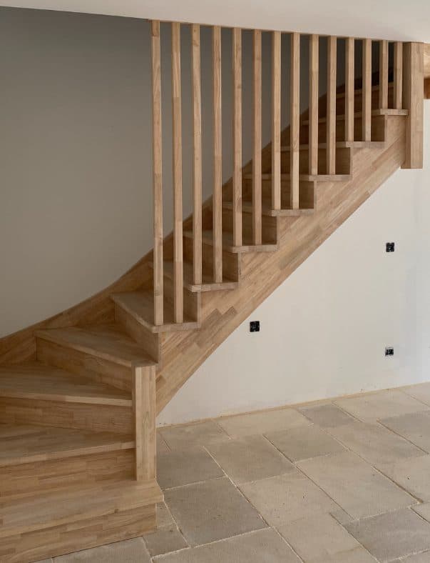 Escalier double quart tournant en hévéa sur crémaillère, avec claustra en bois