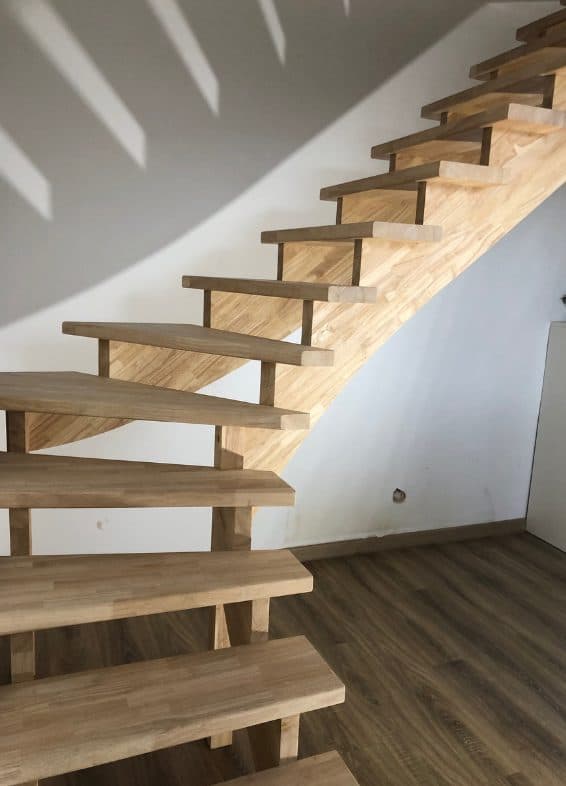 Escalier en hévéa sur crémaillère, marches en débord