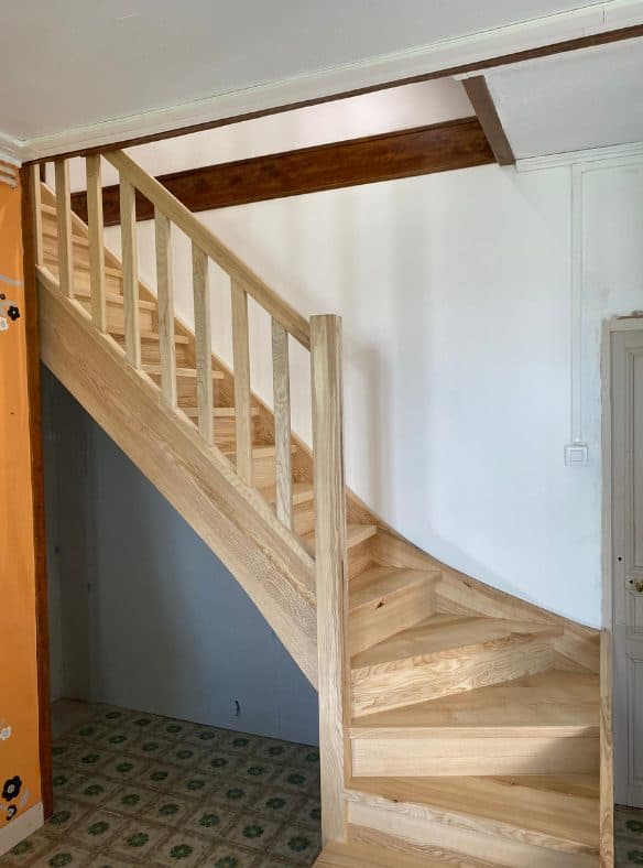 Escalier quart tournant en frêne, garde-corps à balustres bois