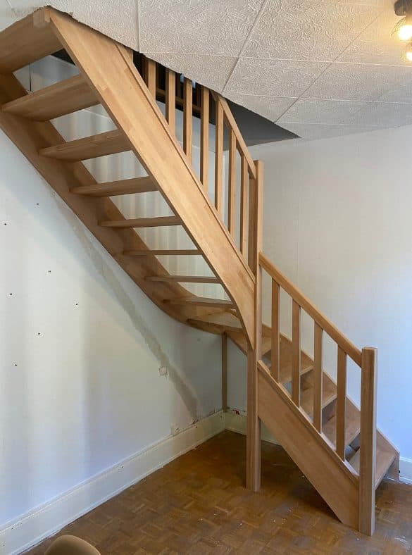Escalier quart tournant en hêtre à marches ouvertes