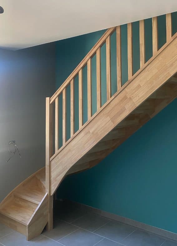 Escalier quart tournant en hévéa, garde-corps à balustres bois, mur bleu canard