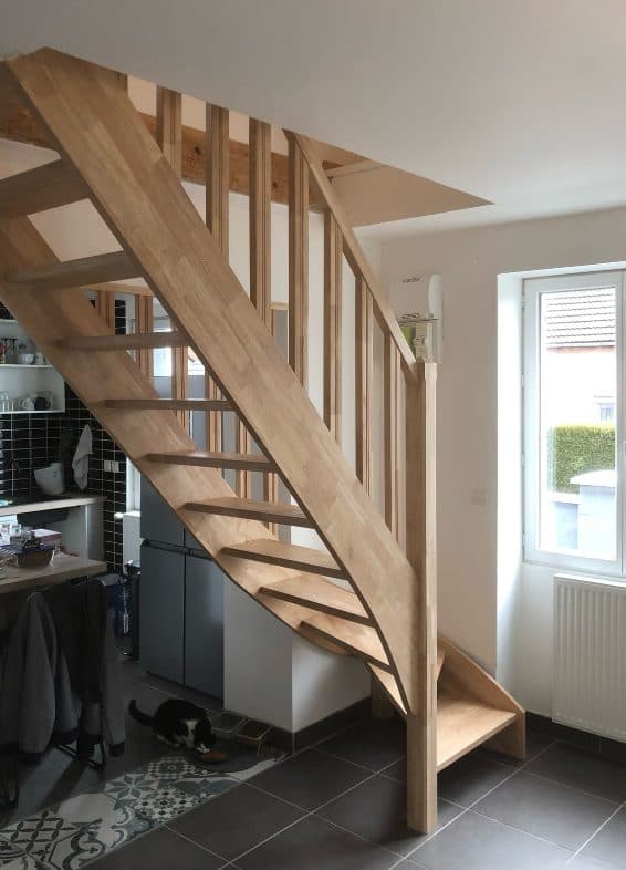 Escalier quart tournant en hévéa à marches ouvertes, dans une cuisine